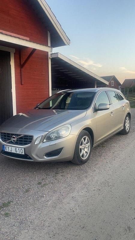 Brun Begagnad 2011 Volvo V60 Summum Kombi | 55 000 kr (Bra pris) - Bild 1/4