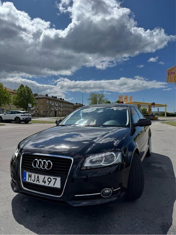 Svart Begagnad 2012 Audi A3 Sportback Comfort Halvkombi | 94 900 kr (Marknadspris) - Bild 1/4