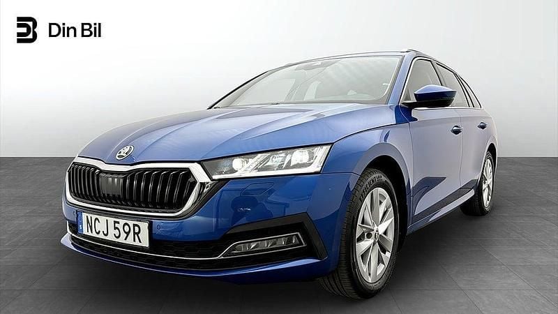 Race blue metallic Begagnad 2023 Skoda Octavia Style Kombi | 299 900 kr (Bra pris) - Bild 1/4