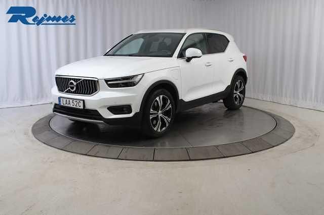 Vit Begagnad 2021 Volvo XC40 Inscription SUV | 339 900 kr (Marknadspris) - Bild 1/4