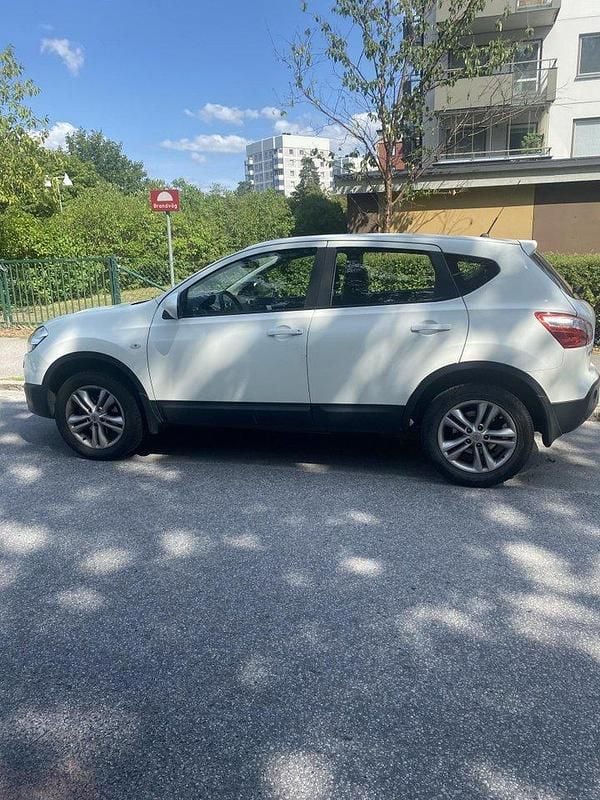 Vit Begagnad 2012 Nissan Qashqai SUV | 60 000 kr (Marknadspris) - Bild 1/4