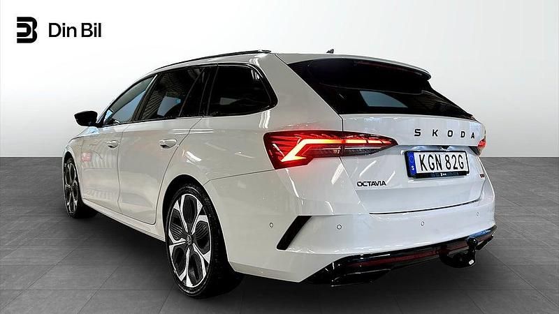 Begagnad Skoda Octavia RS 265 HK (194 kW) 2025 Vit Kombi