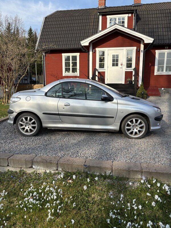 Grå Begagnad 2002 Peugeot 206 CC Cab | 19 000 kr (Marknadspris) - Bild 1/4