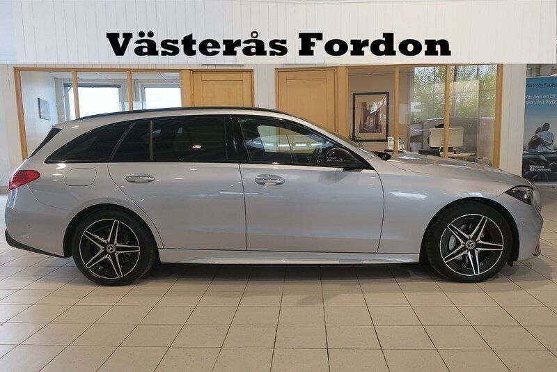 Silver Begagnad 2023 Mercedes C300e AMG Kombi | 519 900 kr (Marknadspris) - Bild 1/4