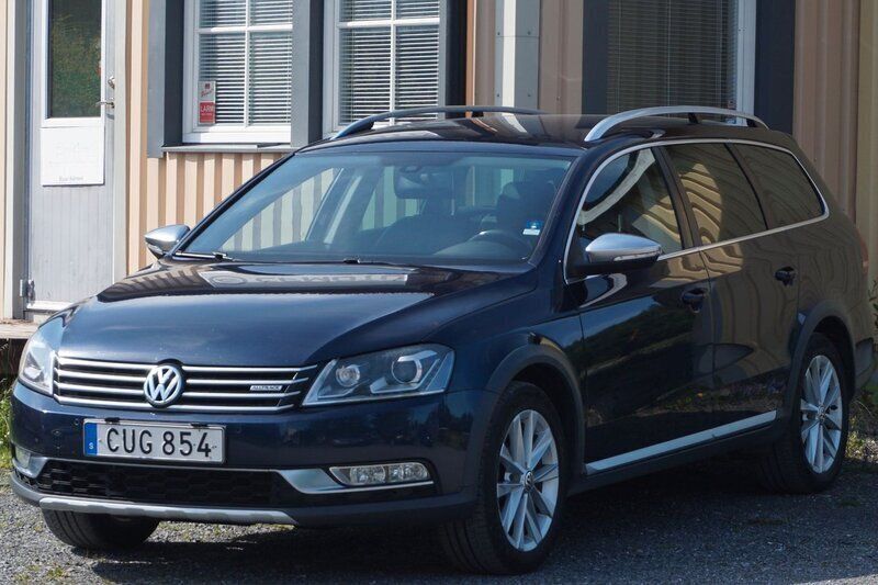 Mörkblå (blå) Begagnad 2015 VW Passat Alltrack Kombi | 119 900 kr (Marknadspris) - Bild 1/4