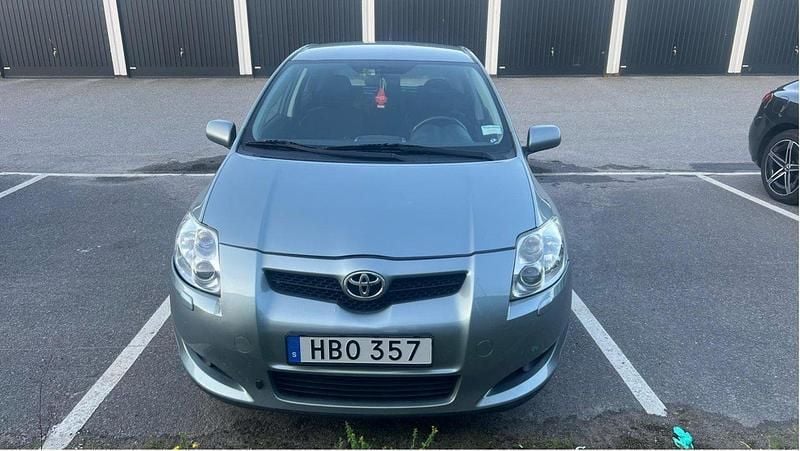 Grå Begagnad 2008 Toyota Auris Halvkombi | 68 000 kr (Marknadspris) - Bild 1/4