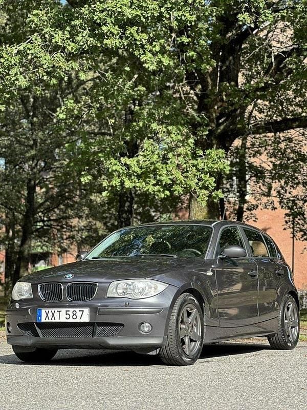 Grå Begagnad 2006 BMW 116 Halvkombi | 42 000 kr (Marknadspris) - Bild 1/4