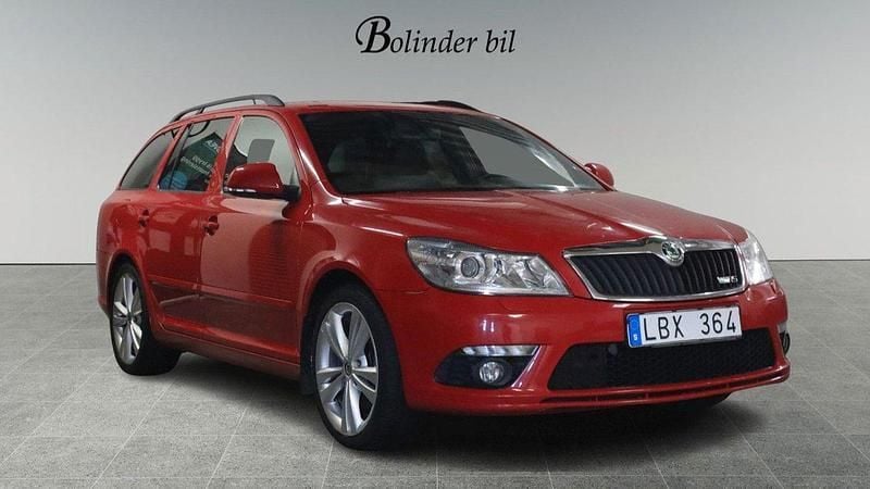 Röd Begagnad 2010 Skoda Octavia RS Kombi | 84 900 kr (Marknadspris) - Bild 1/4