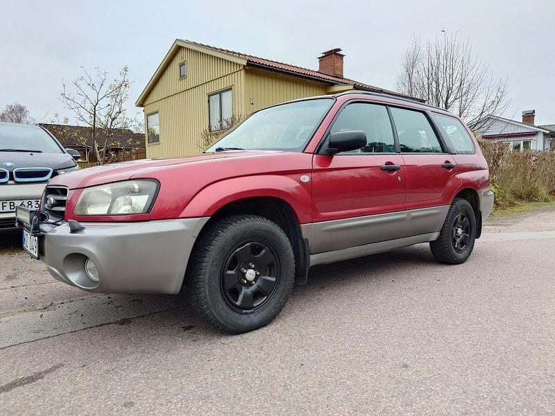 Röd Begagnad 2005 Subaru Forester SUV | 23 000 kr (Lite dyr) - Bild 1/4