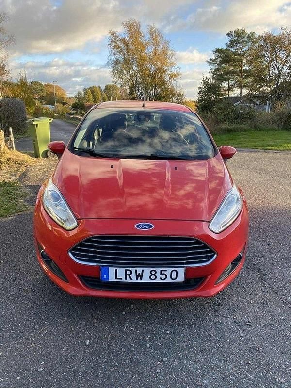Begagnad 2015 Ford Fiesta Titanium Halvkombi | 59 000 kr (Marknadspris) - Bild 1/4