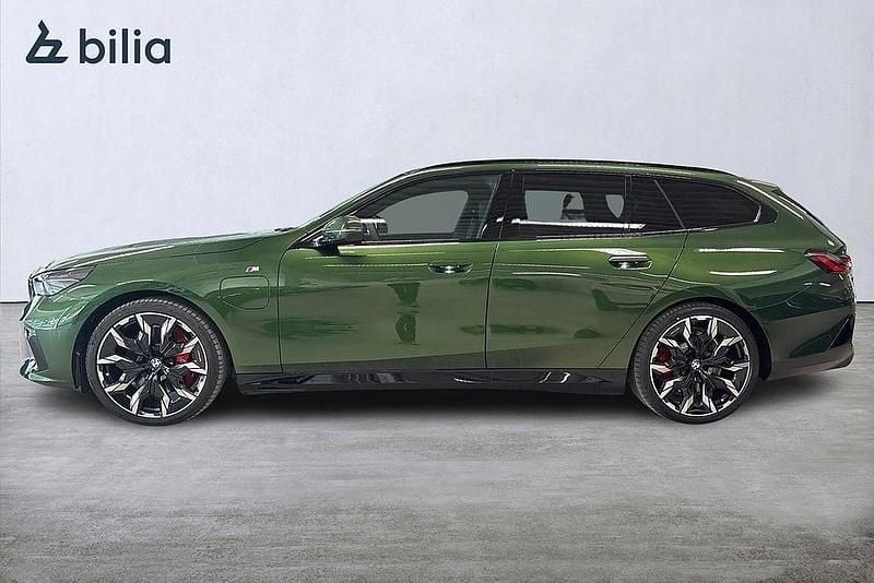 Begagnad BMW 550e M Sport 490 HK (360 kW) 2025 Grön (anglesey green metallic) Kombi
