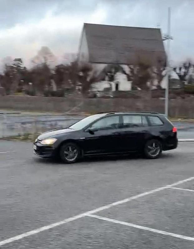 Svart Begagnad 2015 VW Golf VII Kombi | 90 000 kr (Marknadspris) - Bild 1/4