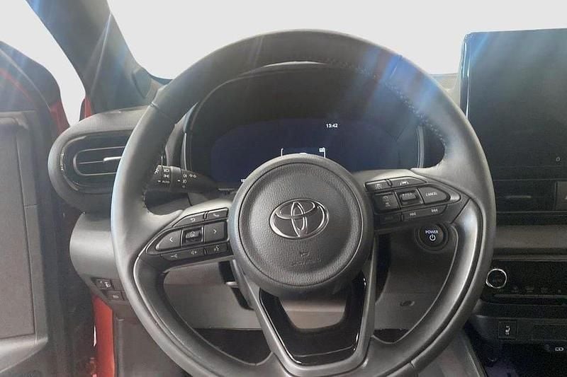 Ny Toyota Yaris Hybrid Style 132 HK (97 kW) 2025 Röd Halvkombi