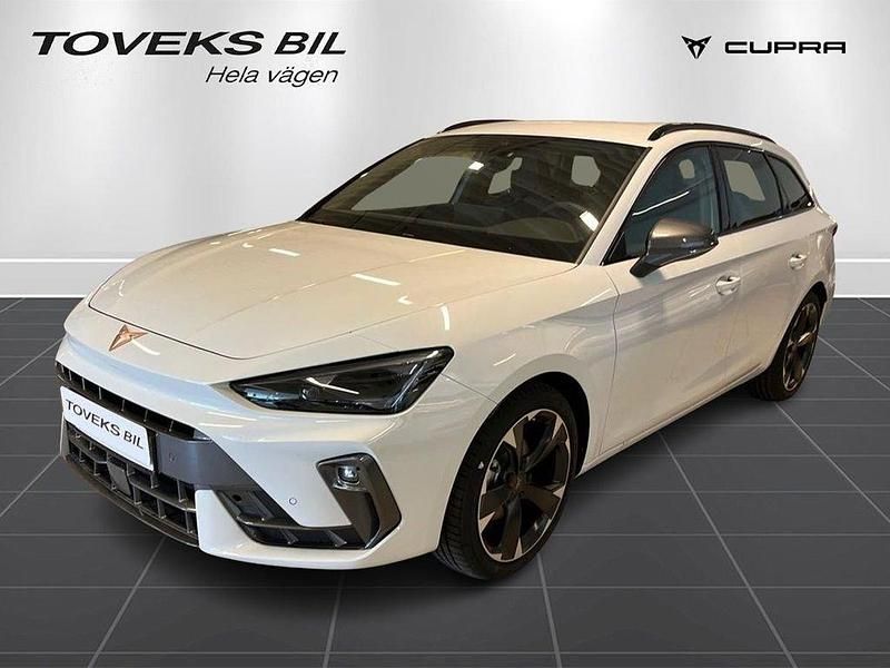 Vit (glacial white metallic) Ny 2025 Cupra Leon Kombi | 421 200 kr (Lite dyr) - Bild 1/4