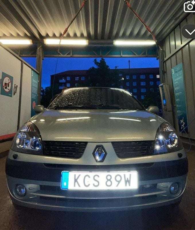 Grön Begagnad 2002 Renault Clio II Halvkombi | 15 900 kr (Marknadspris) - Bild 1/4