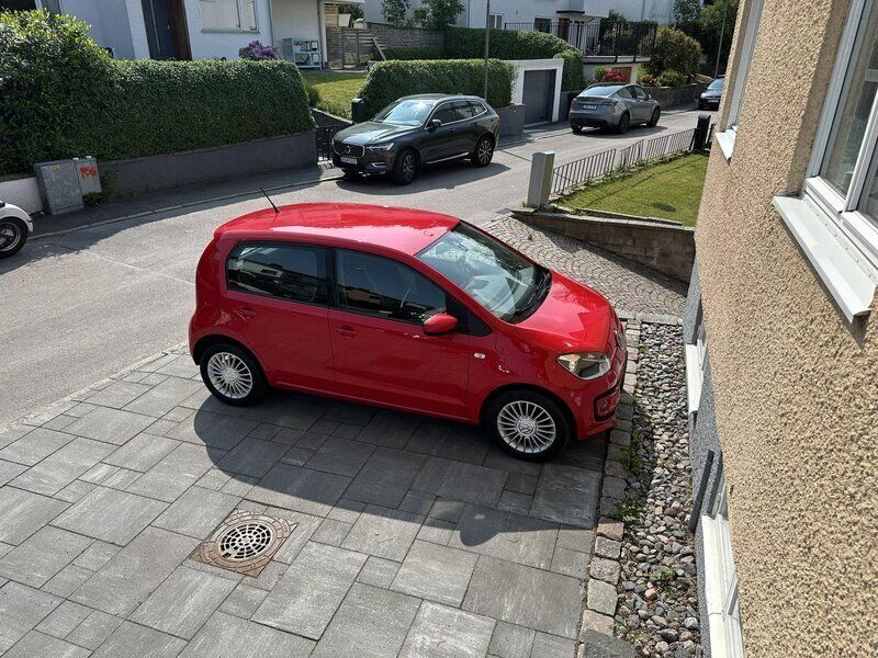 Röd Begagnad 2016 VW up! high up! Halvkombi | 68 000 kr (Bra pris) - Bild 1/4