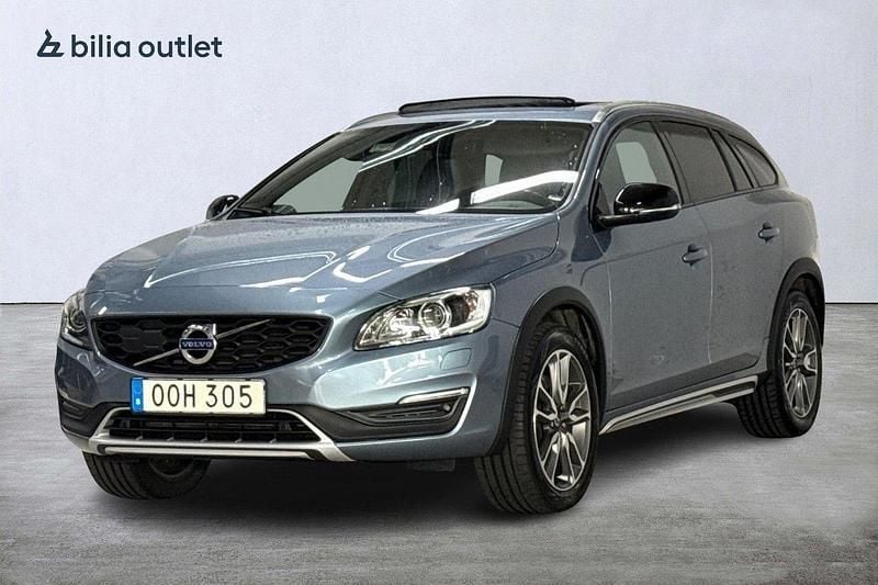 Ljusblå Begagnad 2018 Volvo V60 CC Standard Kombi | 214 900 kr (Bra pris) - Bild 1/3