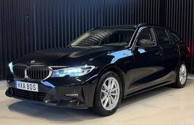 Begagnad 2021 BMW 330e Sport Line Kombi | 289 900 kr (Marknadspris) - Bild 1/4