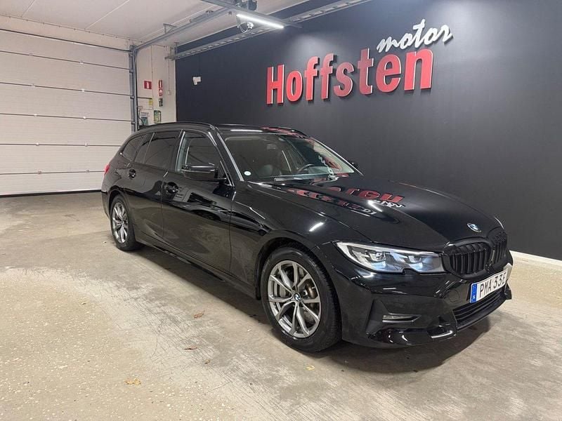 Svart Begagnad 2021 BMW 330e Sport Line Kombi | 279 900 kr (Superpris) - Bild 1/4