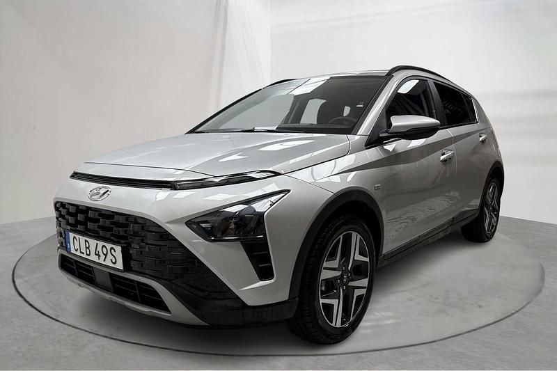 Grå Begagnad 2023 Hyundai Bayon Advanced SUV | 179 000 kr (Superpris) - Bild 1/4