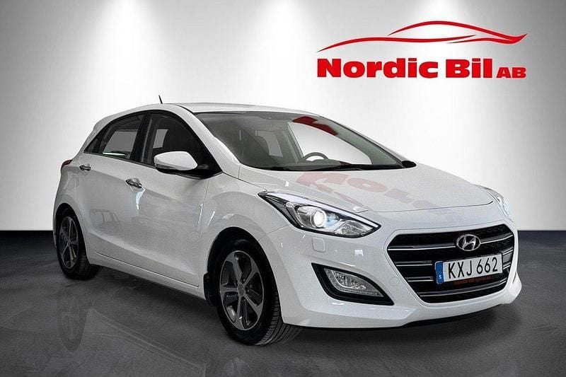 Vit Begagnad 2016 Hyundai i30 Premium Halvkombi | 59 900 kr (Marknadspris) - Bild 1/4