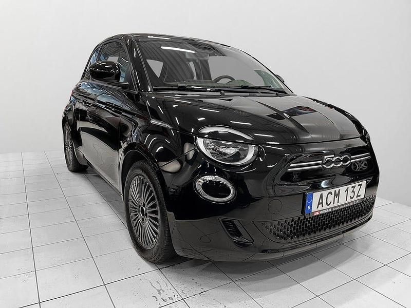Begagnad Fiat 500e 86 kW (118 HK) 2022 Svart Halvkombi