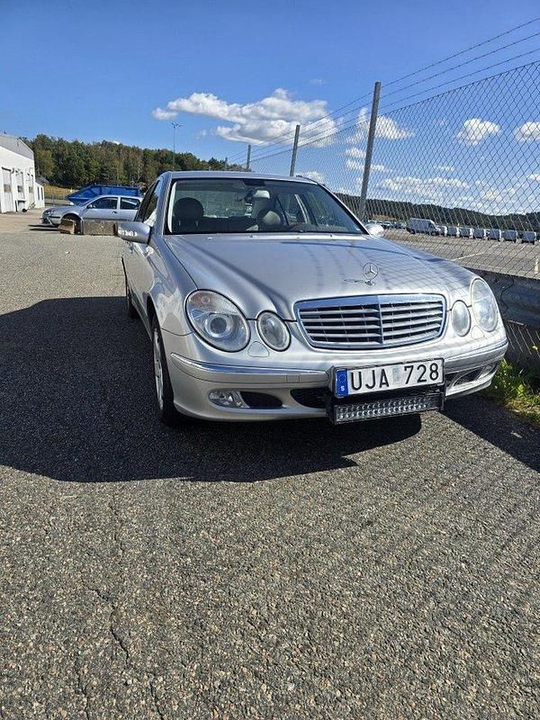 Silver Begagnad 2003 Mercedes E240 Sedan | 49 999 kr (Lite dyr) - Bild 1/4