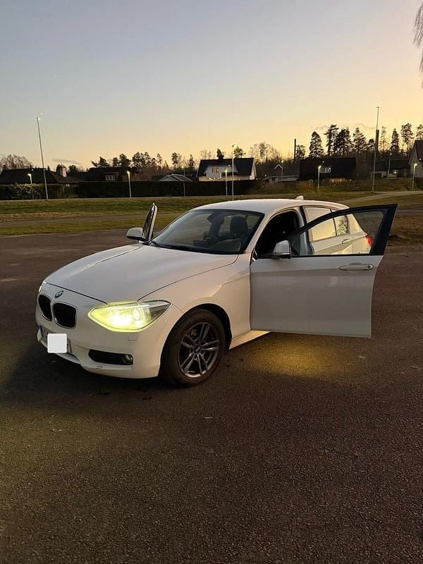 Begagnad 2015 BMW 116 Halvkombi | 90 000 kr (Marknadspris) - Bild 1/2