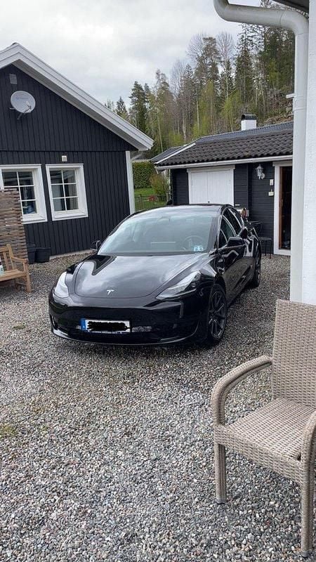 Svart Begagnad 2020 Tesla Model 3 Standard Range Plus Sedan | 230 000 kr (Bra pris) - Bild 1/4