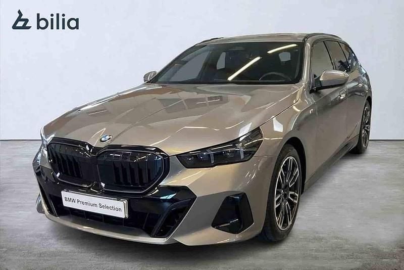 Grå Begagnad 2025 BMW 520 Kombi | 619 000 kr - Bild 1/1