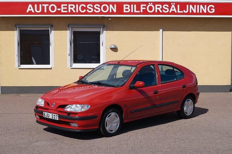Röd Begagnad 1998 Renault Mégane Halvkombi | 39 900 kr - Bild 1/4
