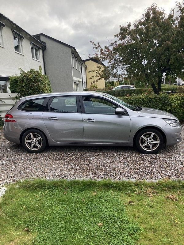 Grå Begagnad 2015 Peugeot 308 Active Kombi | 75 000 kr (Marknadspris) - Bild 1/4