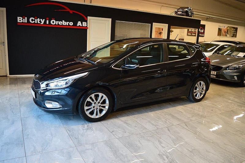 Svart Begagnad 2013 Kia Ceed Comfort Halvkombi | 79 900 kr (Marknadspris) - Bild 1/4