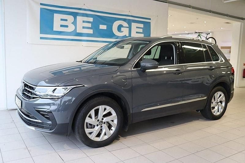 Grå Begagnad 2024 VW Tiguan Elegance SUV | 399 900 kr (Bra pris) - Bild 1/4