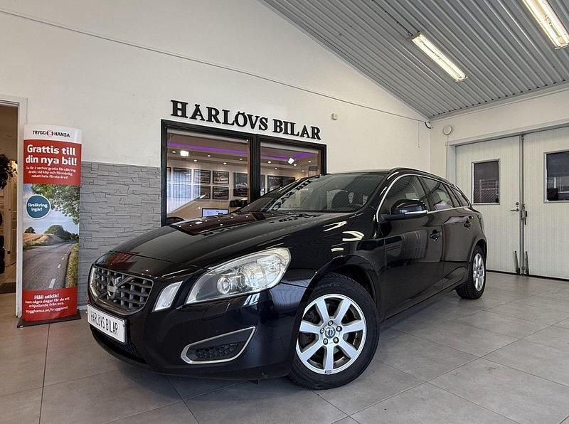 Svart Begagnad 2013 Volvo V60 Momentum Kombi | 99 900 kr (Marknadspris) - Bild 1/4