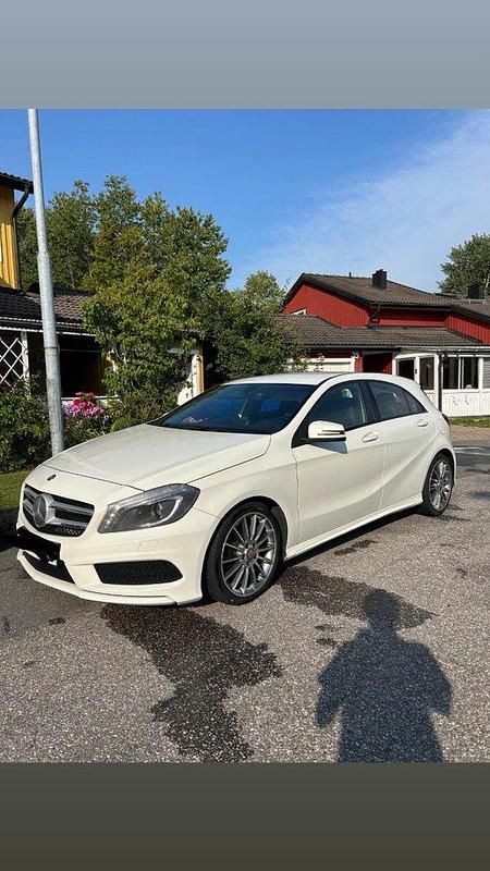 Vit Begagnad 2013 Mercedes A180 AMG line Halvkombi | 129 500 kr (Marknadspris) - Bild 1/4