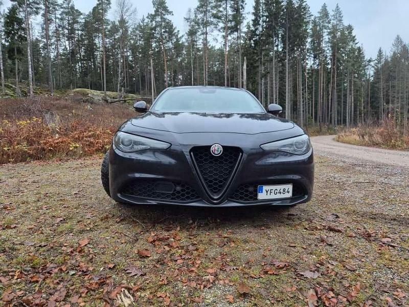 Svart Begagnad 2017 Alfa Romeo Giulia Sedan | 167 000 kr - Bild 1/4