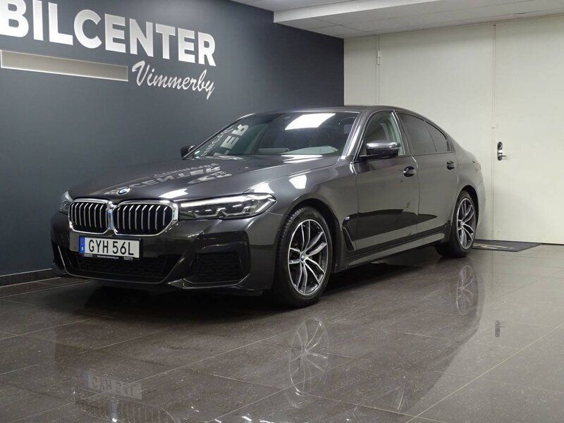 Grå Begagnad 2020 BMW 520 M Sport Sedan | 399 900 kr (Marknadspris) - Bild 1/4