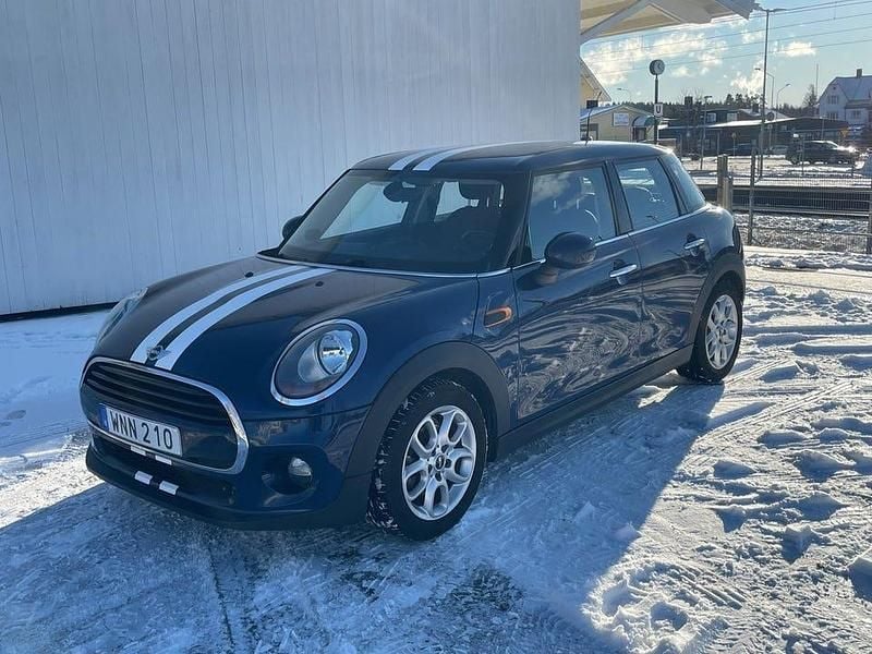 Blå Begagnad 2017 Mini Cooper Pepper Halvkombi | 119 900 kr (Marknadspris) - Bild 1/4