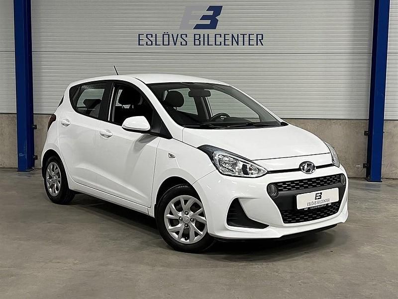 Vit Begagnad 2017 Hyundai i10 Halvkombi | 79 990 kr (Marknadspris) - Bild 1/4