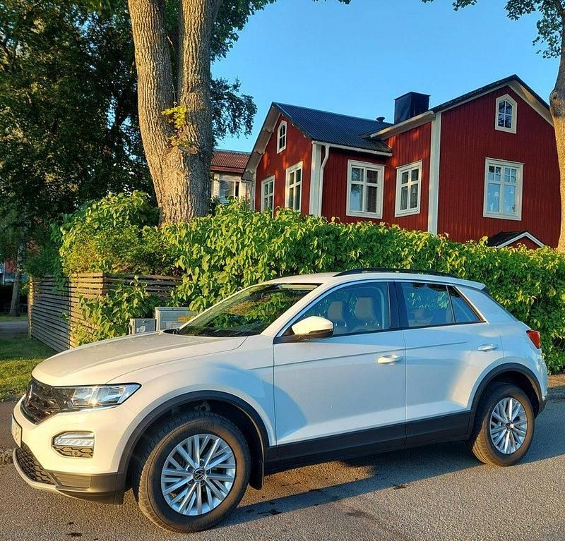 Vit Begagnad 2021 VW T-Roc SUV | 179 000 kr (Bra pris) - Bild 1/4