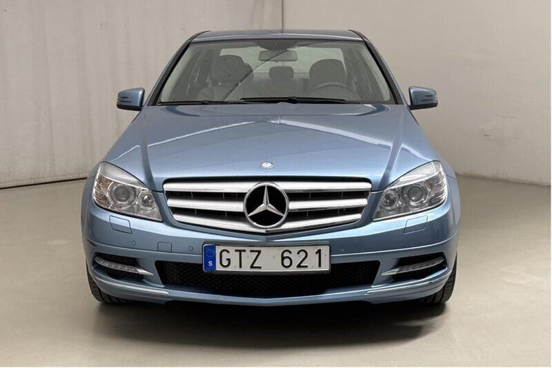 Blå Begagnad 2011 Mercedes C180 Sedan | 140 000 kr (Marknadspris) - Bild 1/4