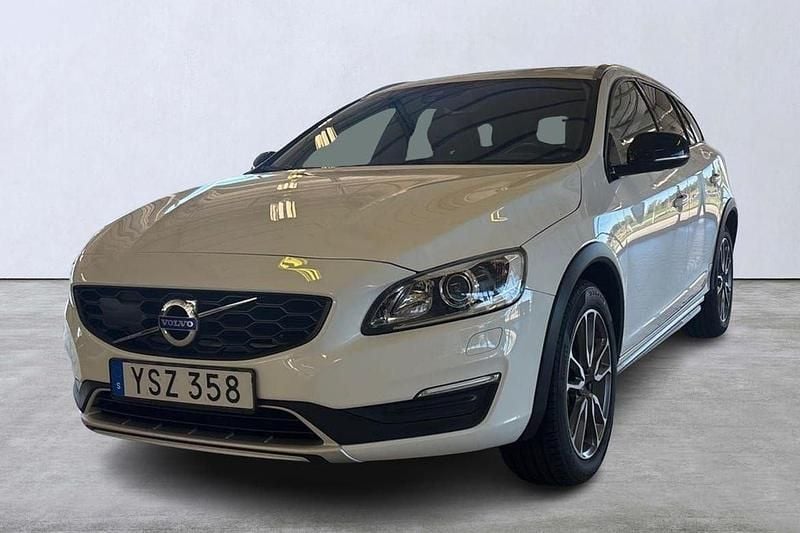 Vit Begagnad 2018 Volvo V60 CC Standard Kombi | 249 900 kr (Marknadspris) - Bild 1/4