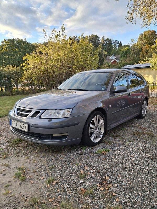 Brun Begagnad 2007 Saab 9-3 Vector Kombi | 36 800 kr (Marknadspris) - Bild 1/4