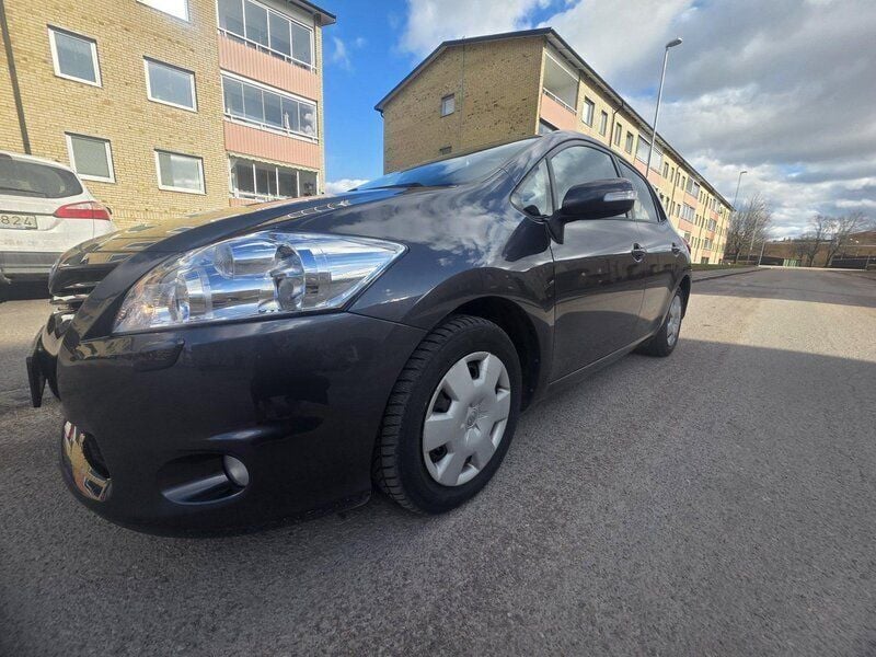 Grå Begagnad 2011 Toyota Auris Plus Halvkombi | 86 000 kr (Marknadspris) - Bild 1/4
