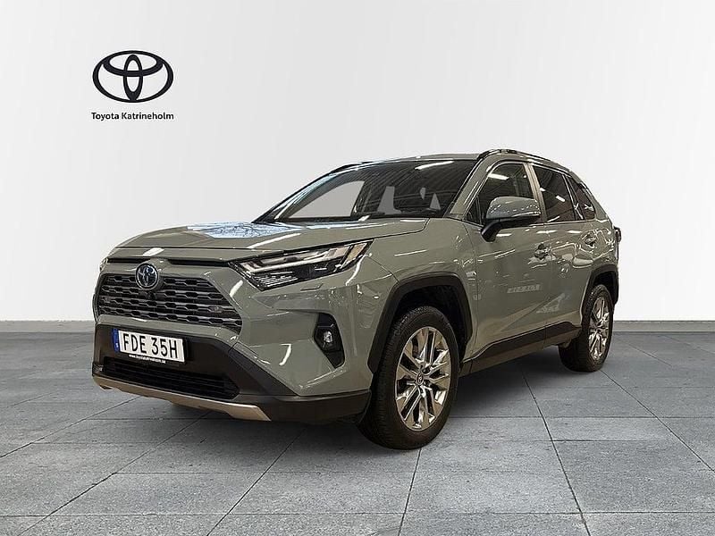 Grön Begagnad 2022 Toyota RAV4 Hybrid Executive SUV | 379 900 kr (Bra pris) - Bild 1/3