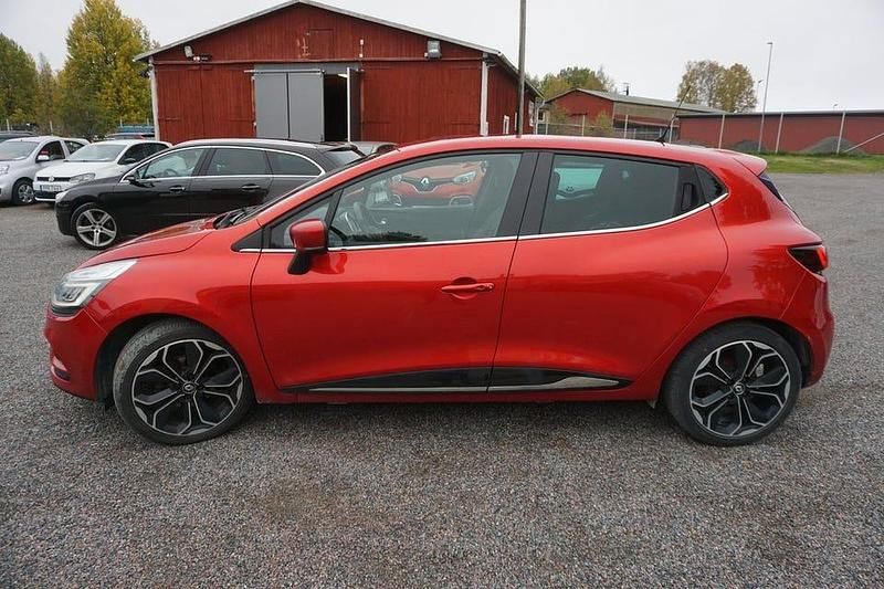 Begagnad Renault Clio IV Intens 90 HK (66 kW) 2017 Röd Halvkombi