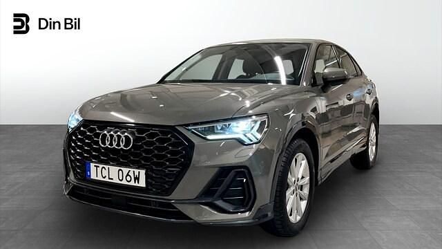 Grå Begagnad 2020 Audi Q3 Sportback Advanced SUV | 349 000 kr (Marknadspris) - Bild 1/4