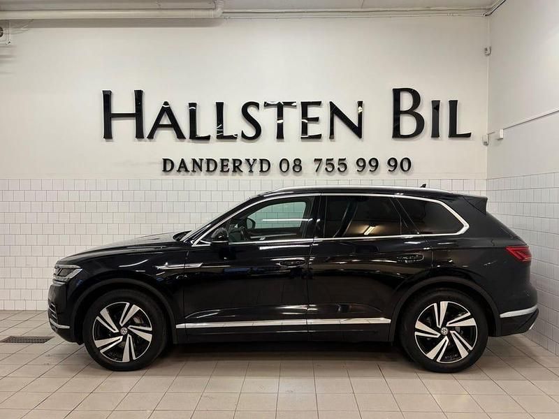 Svart (deep black pearl effect) Begagnad 2019 VW Touareg S SUV | 429 000 kr (Superpris) - Bild 1/4