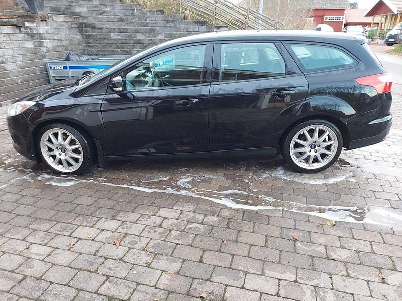 Svart Begagnad 2012 Ford Focus Trend Kombi | 39 000 kr (Marknadspris) - Bild 1/4